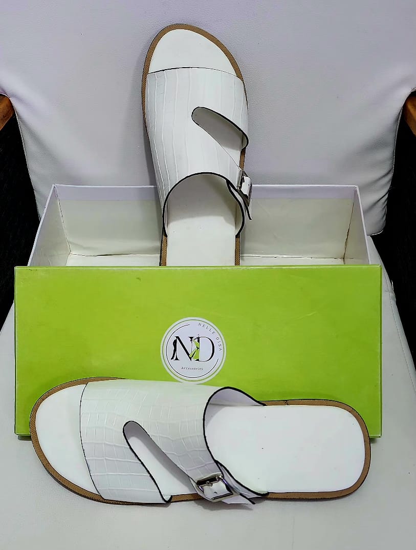 Mules blanches à boucle