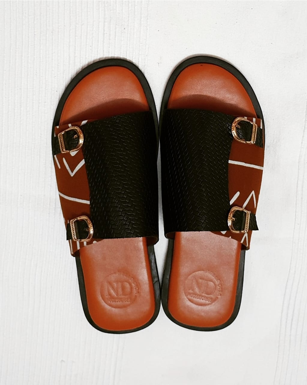 Sandales "Terre Brûlée" – Cuir Texturé Moutarde & Motifs Grafiques